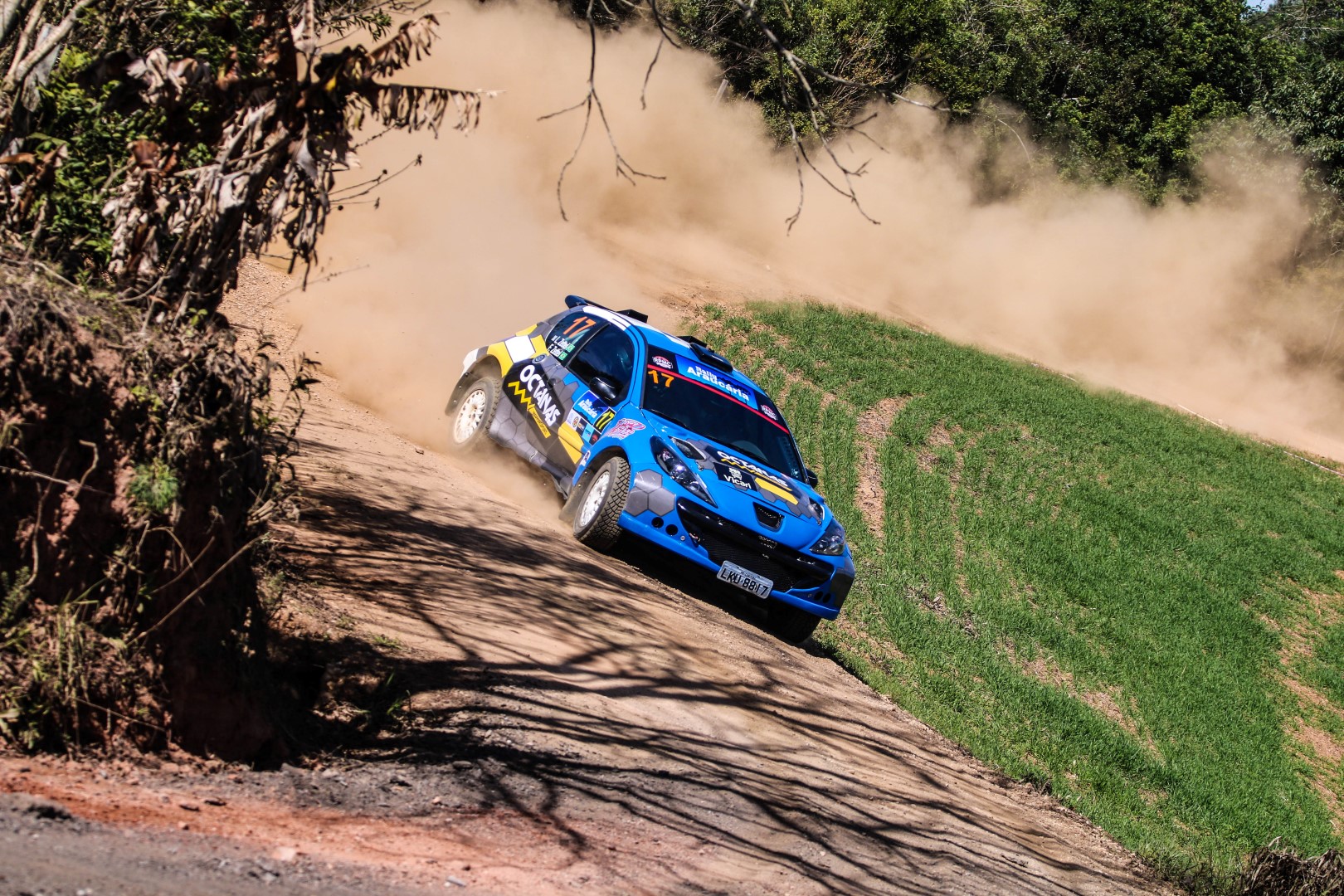 Você está visualizando atualmente Ausente da 2ª etapa, Zettel perde posição no Brasileiro de Rally